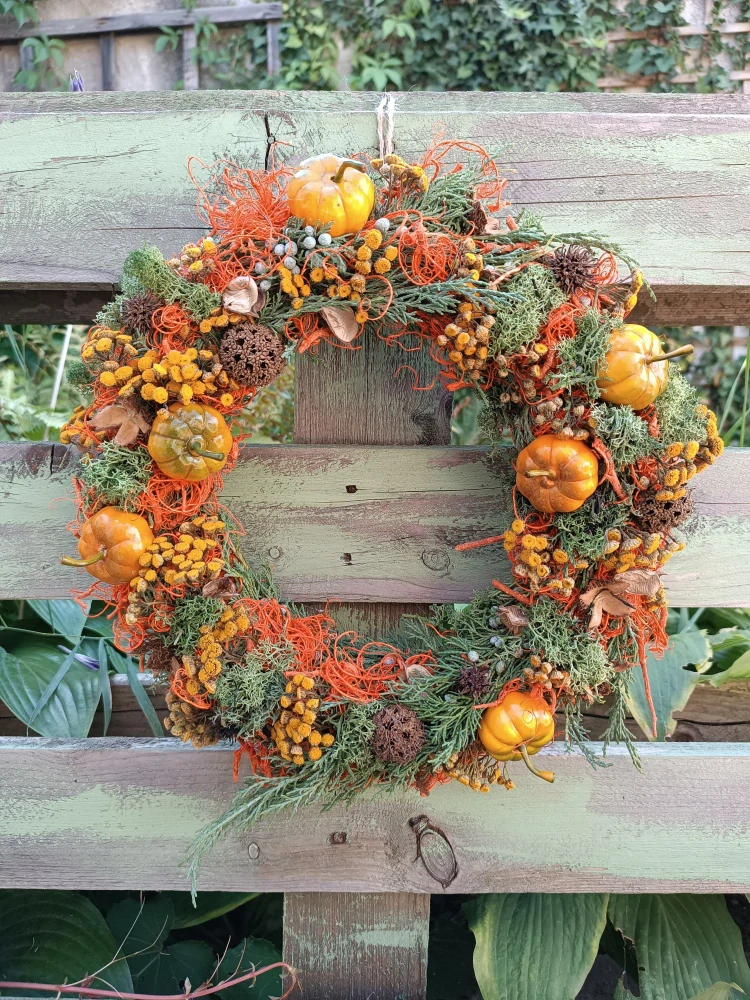Oranžový věnec s dýněmi