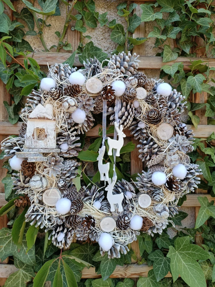 Věnec s chaloupkou a sobíky 