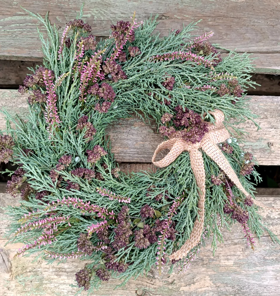 Dušičkový věneček s jutovou stuhou 