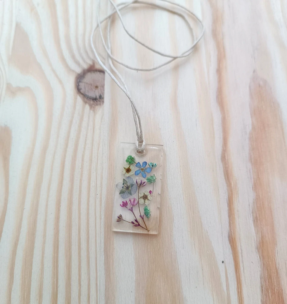 Přívěsek s živými květy II.