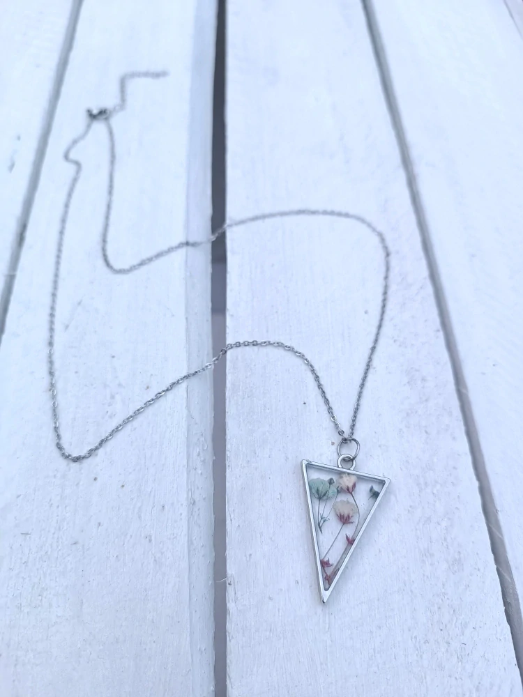 Ženský symbolický přívěsek s květy v pryskyřici