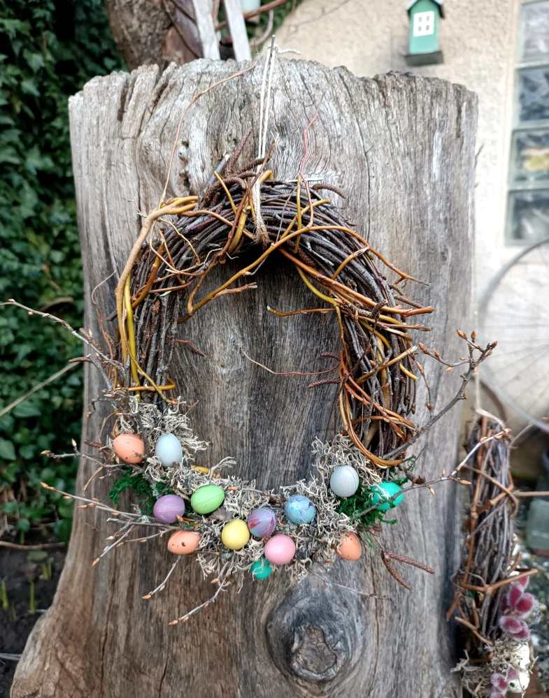 Oválný věnec s barevnými vajíčky
