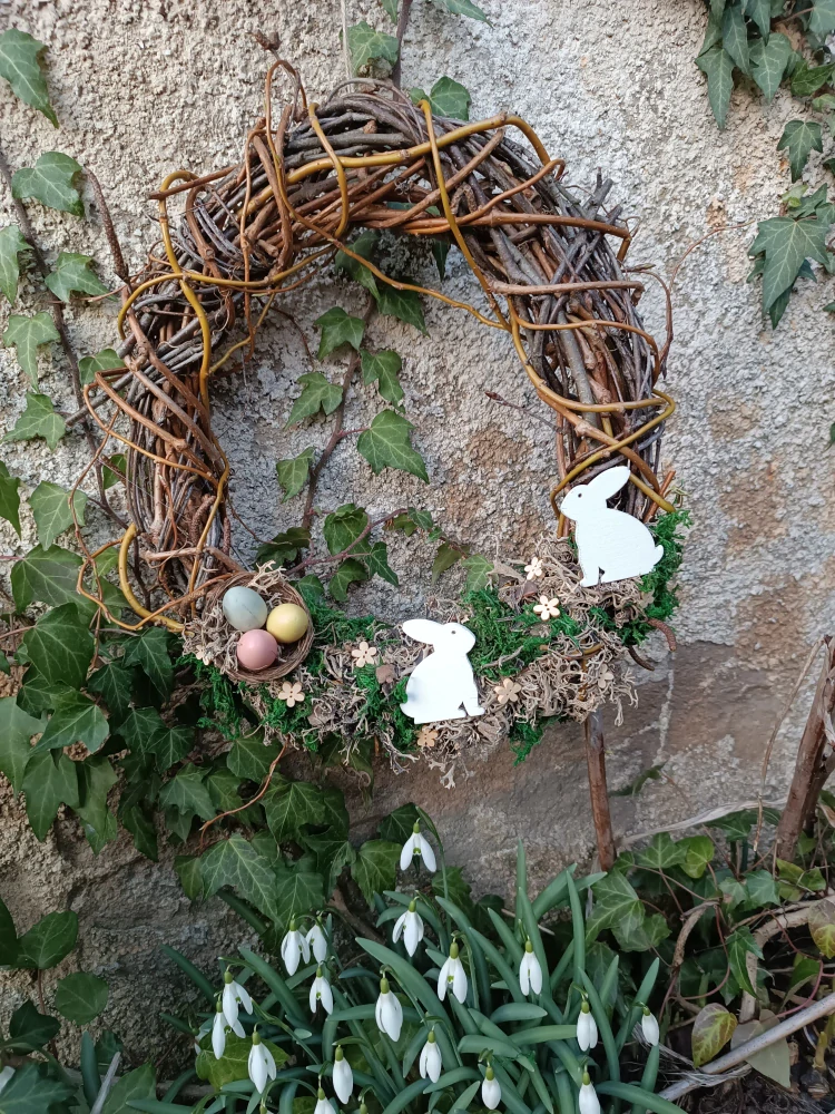 Velké proutěné vejce se zajíčky