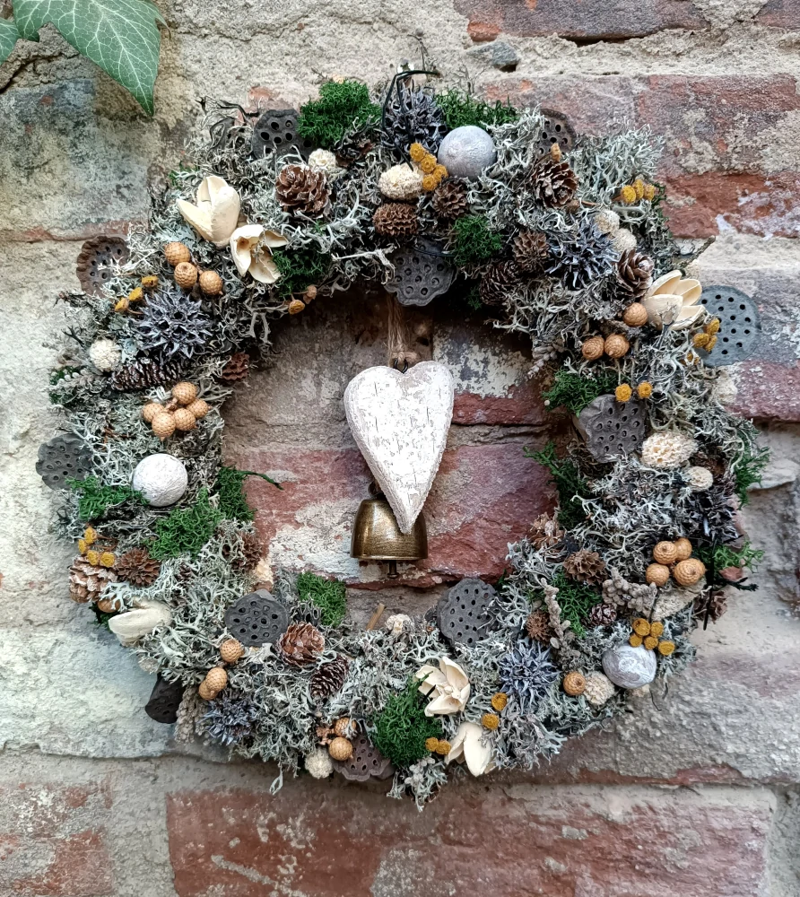 Celoroční věnec se srdíčekm a zvonečkem 