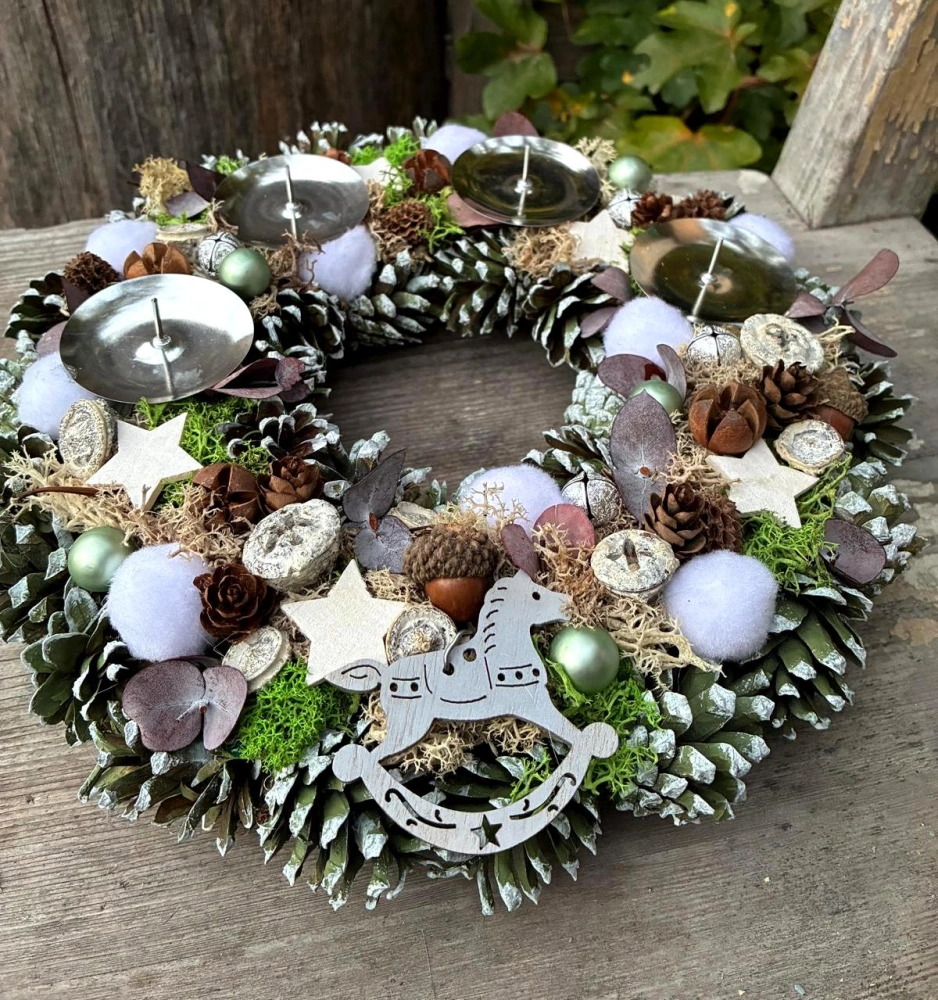Adventní svícen s bílými svíčkami českého výrobce