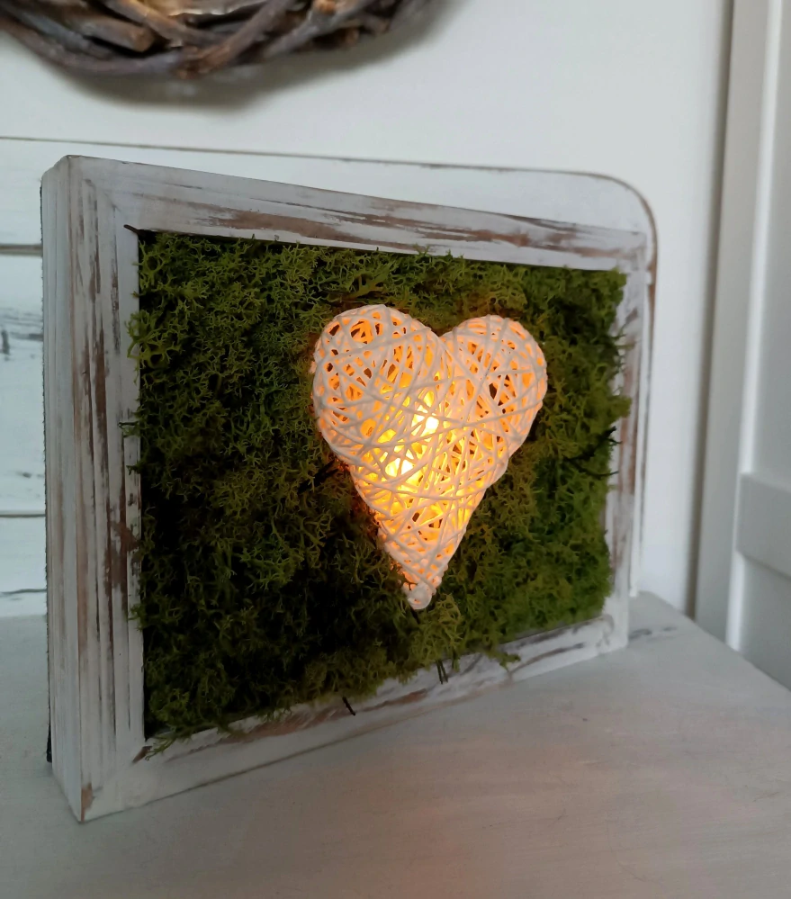 Papírové srdce v mechu