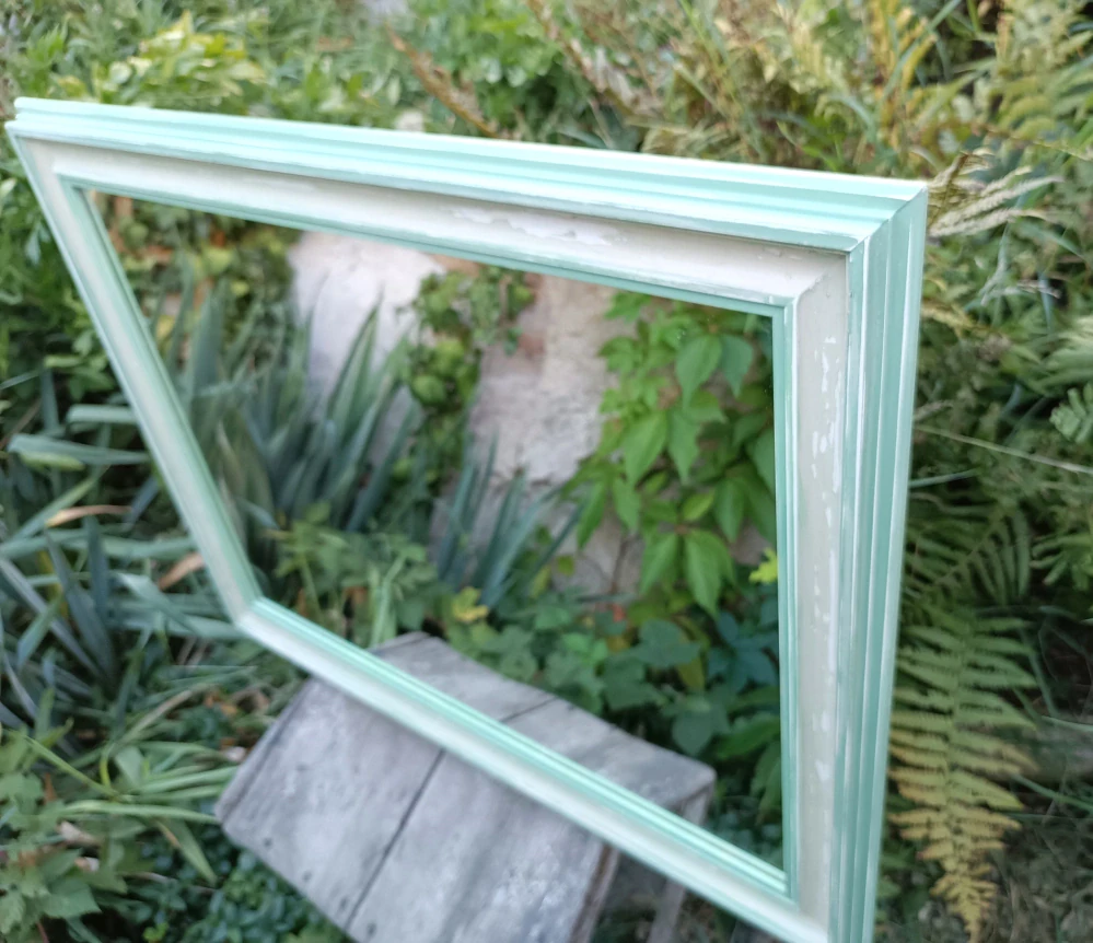 Zrcadlo v zelenkavém rámu s patinou