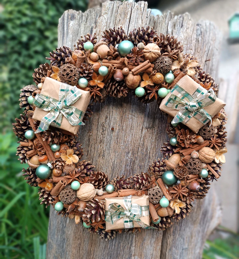 Věnec s dárečky a zelenými baňkami