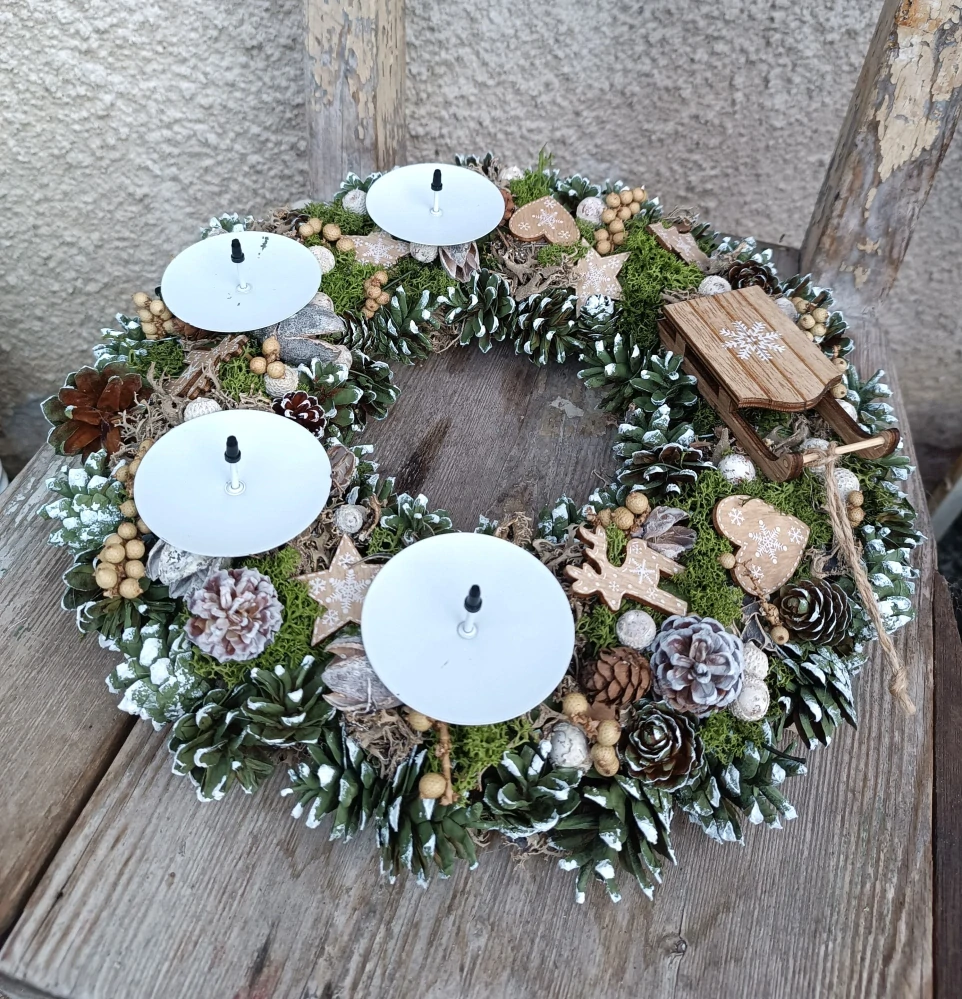 Velký adventní svícen s dřevěnými ozdobami