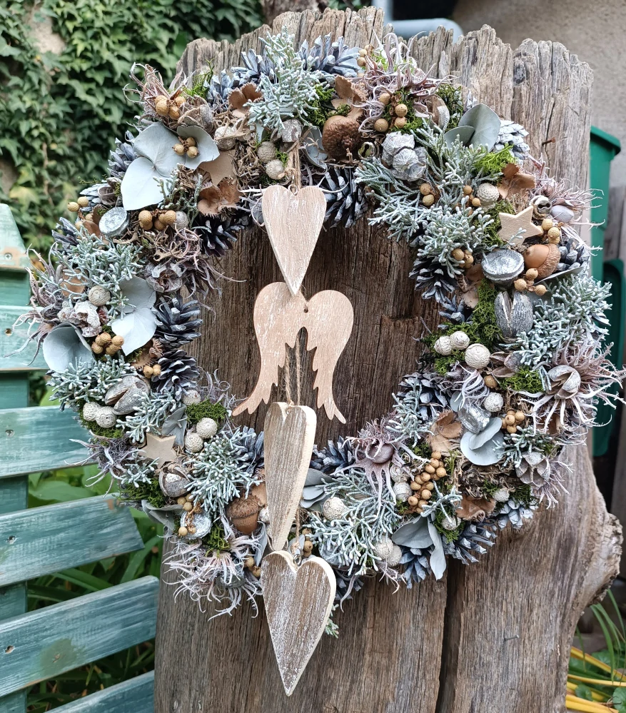 Velký vánoční věnec se srdíčky a křídly