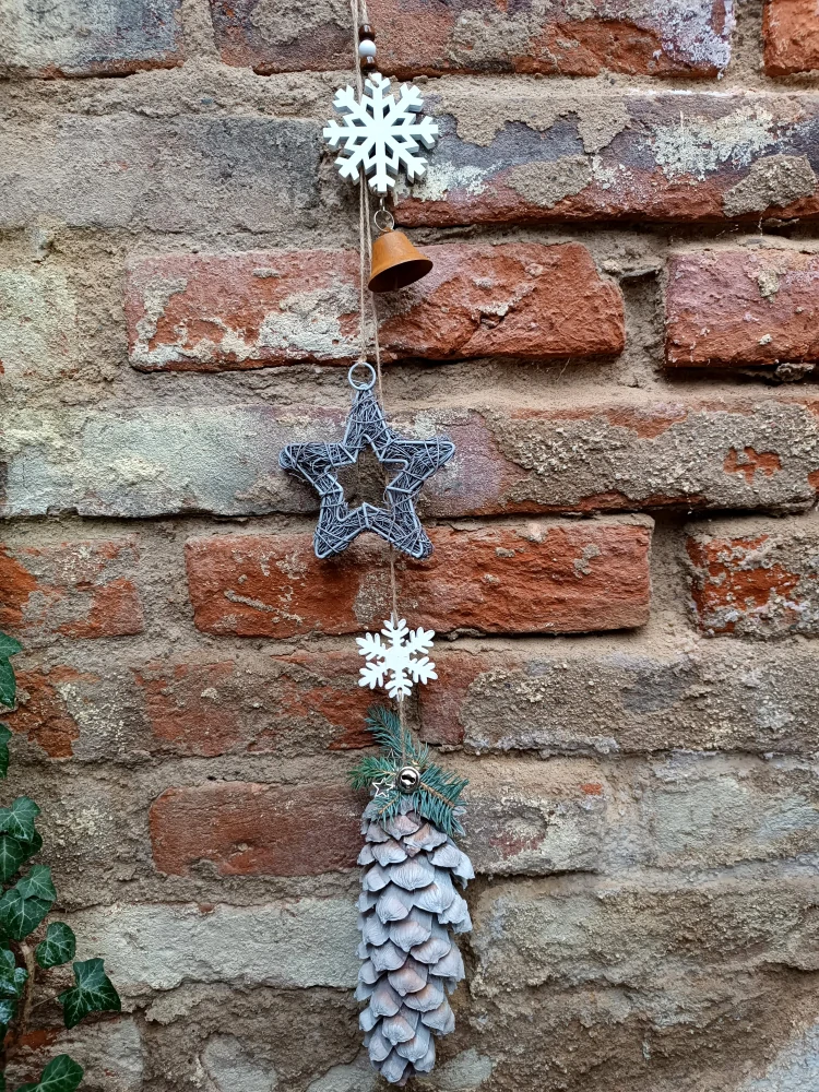 Závěs se zvonečkem a velkou šiškou 