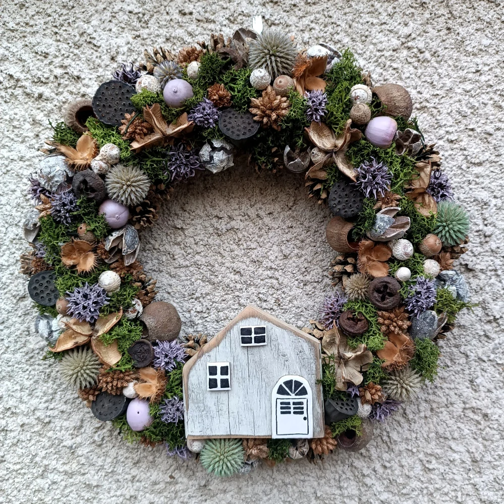 Celoroční věnec s autorským domečkem 