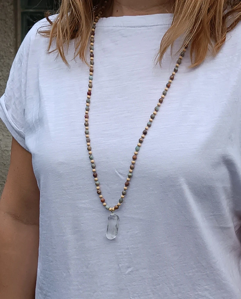 Náhrdelník s agalmatolitem a křišťálem