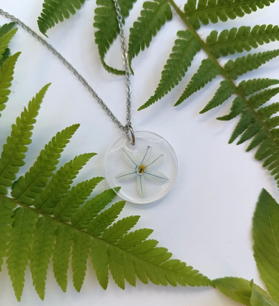 Bílý květ v pryskyřici 