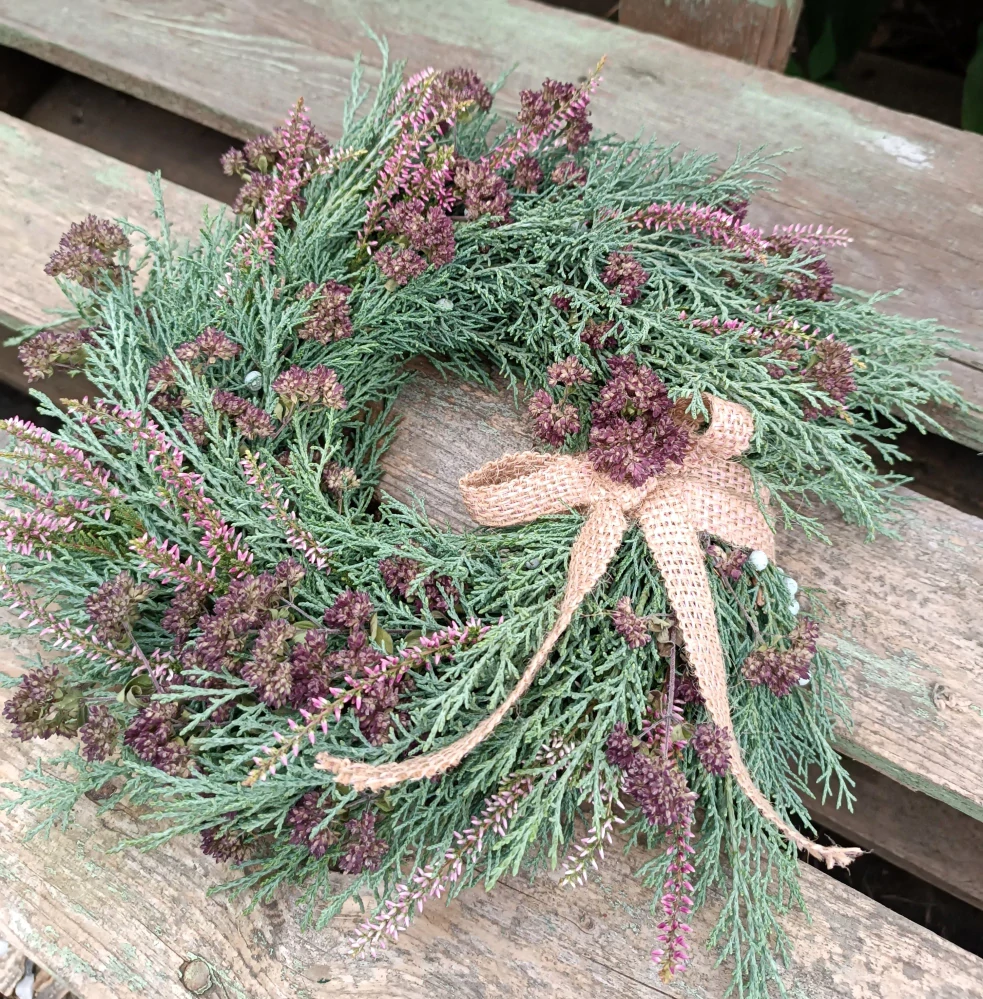 Dušičkový věneček s jutovou stuhou 