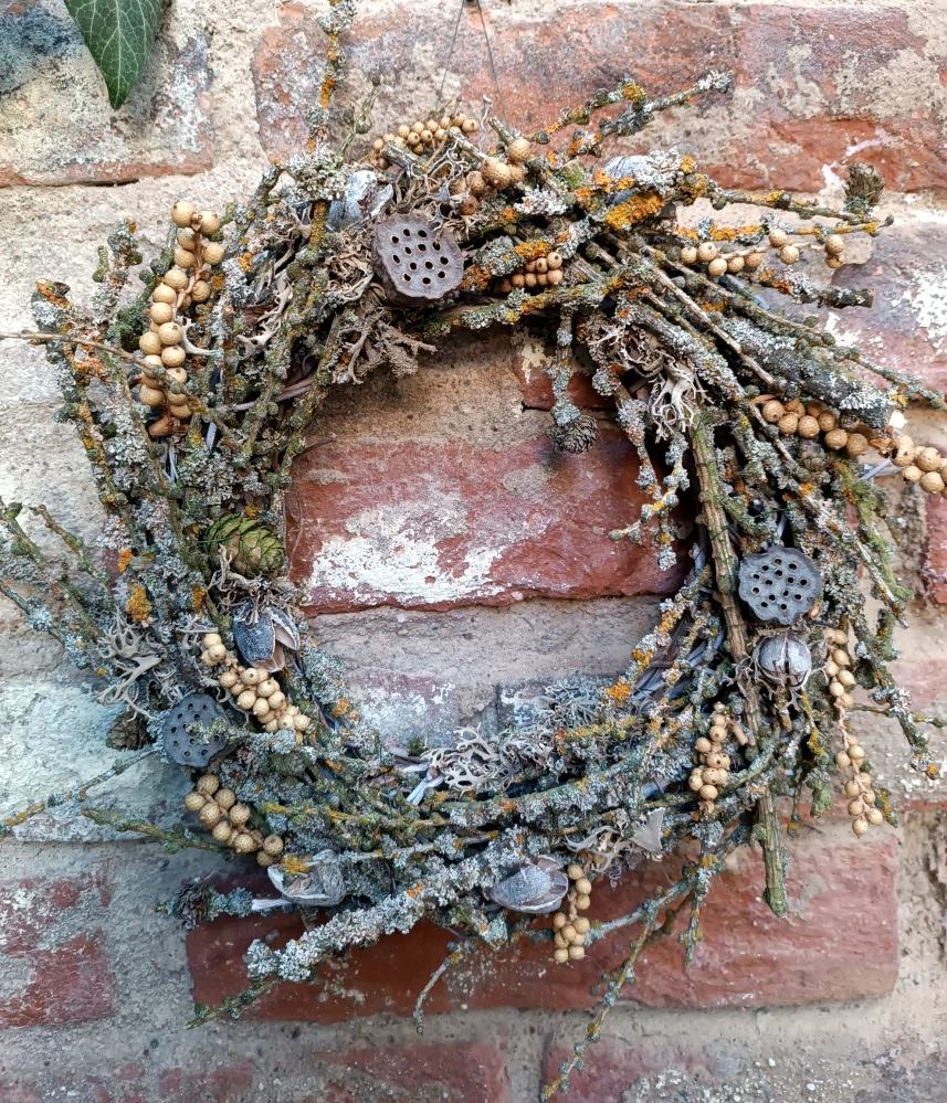 Zimní venkovní věnec s autorským domečkem