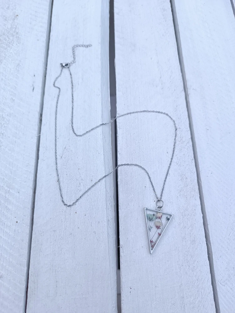 Ženský symbolický přívěsek s květy v pryskyřici