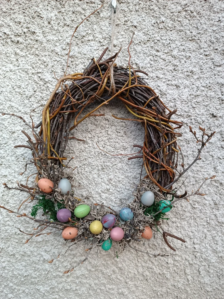 Oválný věnec s barevnými vajíčky
