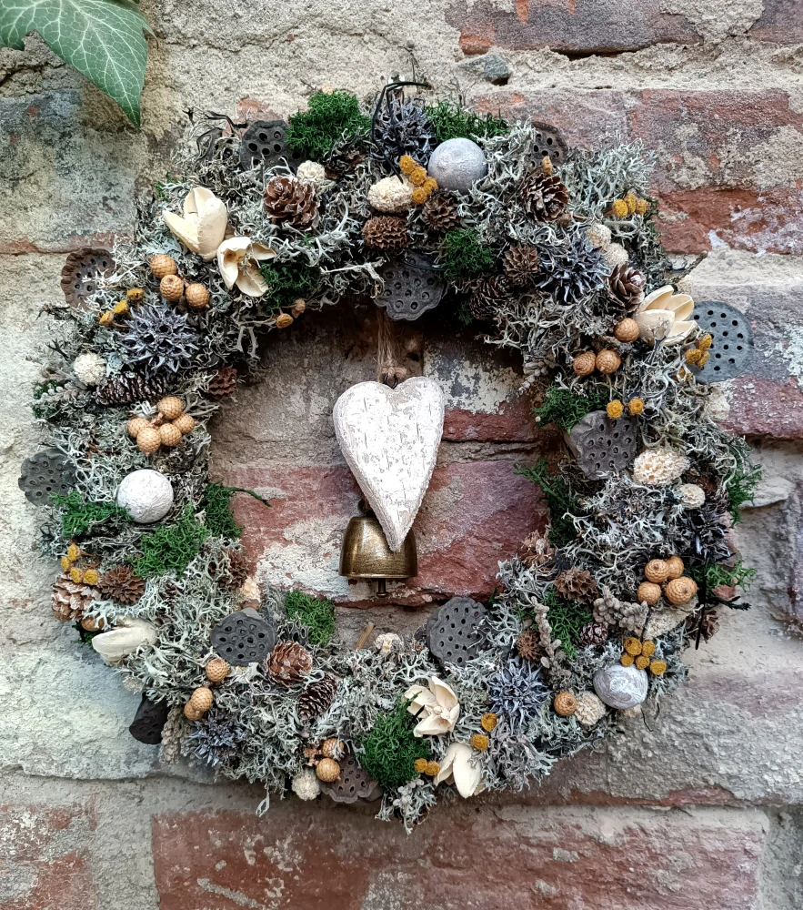 Celoroční věnec se srdíčekm a zvonečkem 