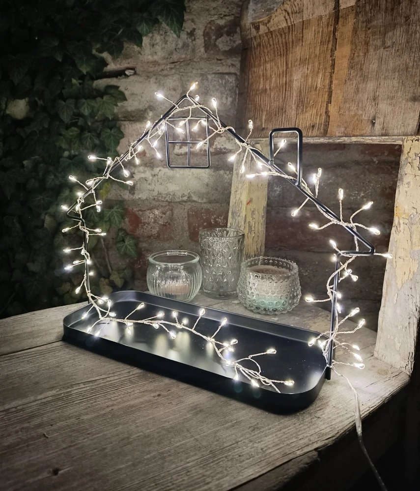 Kovový tác, domeček + 100 led světýlek
