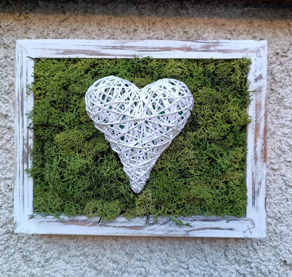 Papírové srdce v mechu