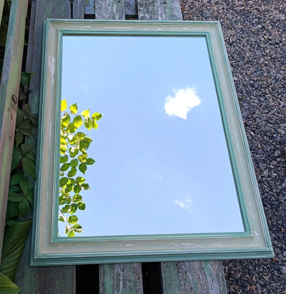 Zrcadlo v zelenkavém rámu s patinou