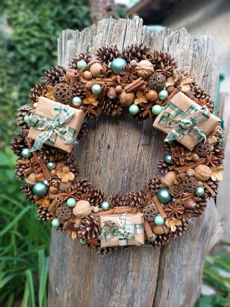 Věnec s dárečky a zelenými baňkami