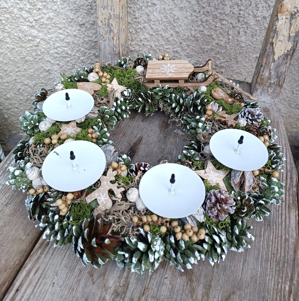 Velký adventní svícen s dřevěnými ozdobami