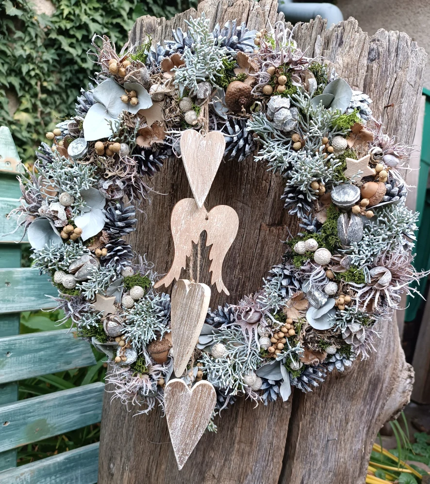 Velký vánoční věnec se srdíčky a křídly