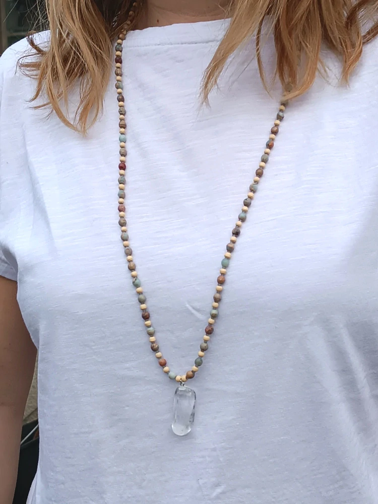 Náhrdelník s agalmatolitem a křišťálem