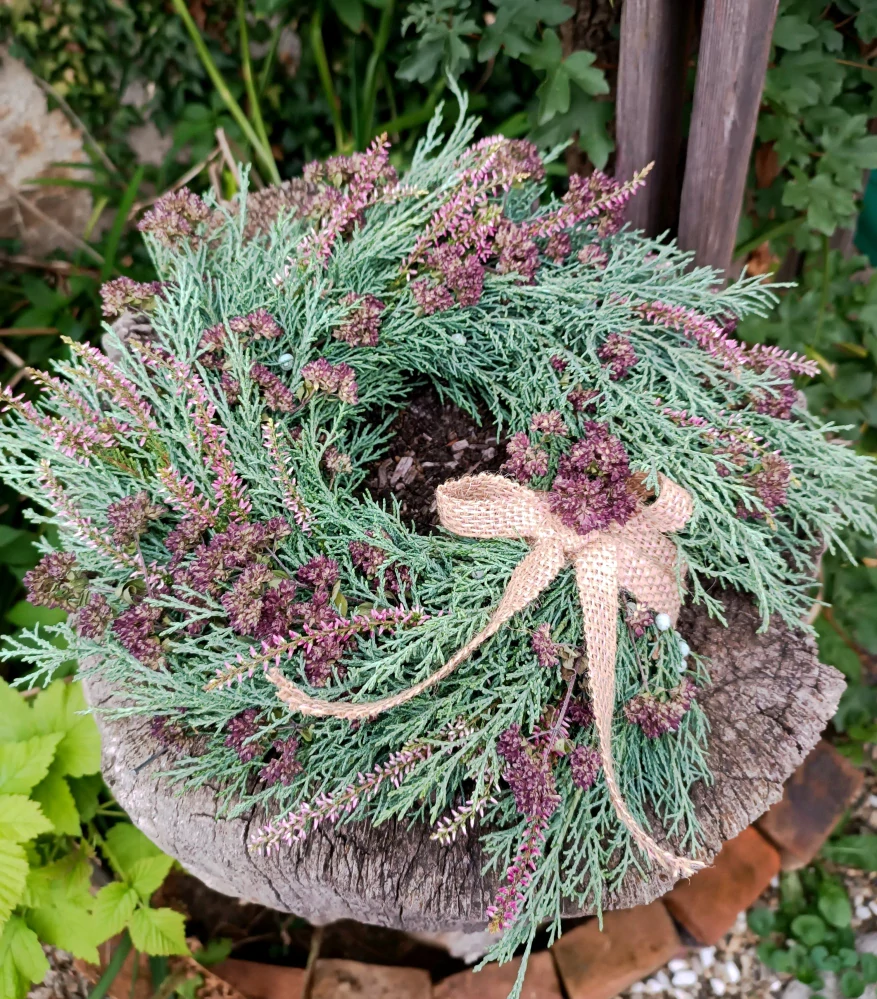 Dušičkový věneček s jutovou stuhou 