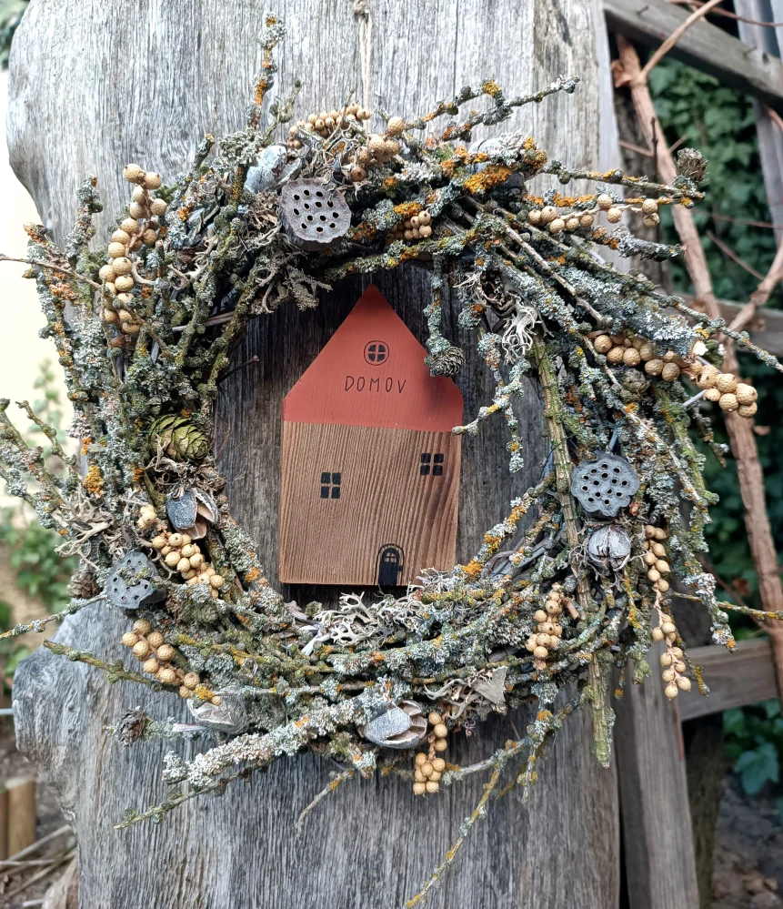 Zimní venkovní věnec s autorským domečkem