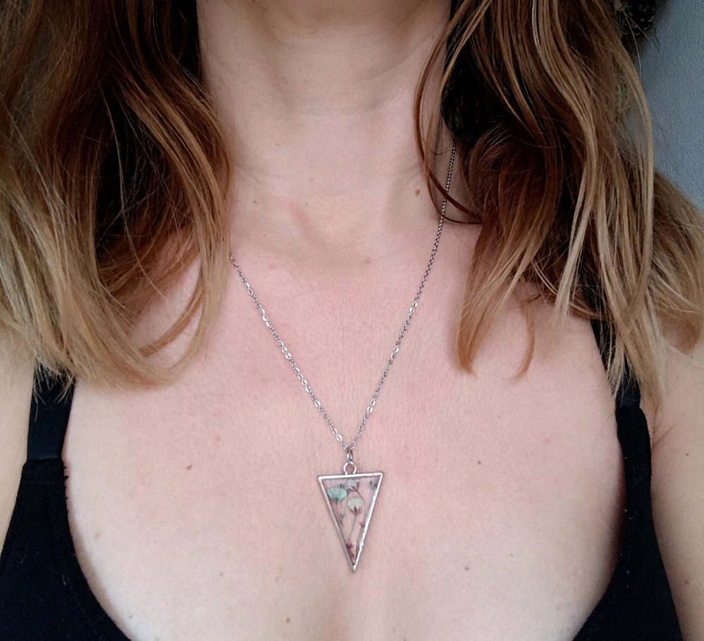 Ženský symbolický přívěsek s květy v pryskyřici