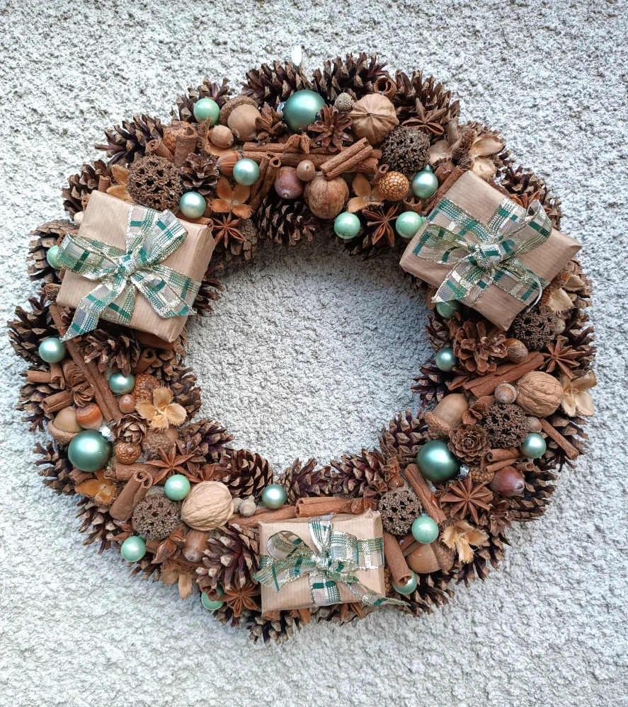 Věnec s dárečky a zelenými baňkami