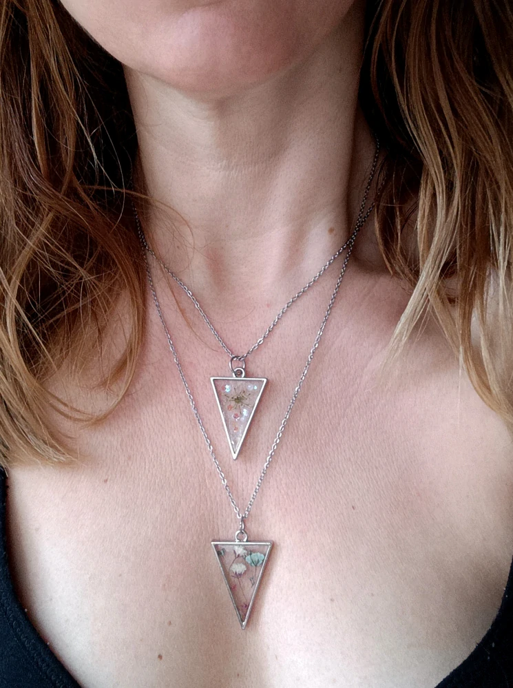 Ženský symbolický přívěsek s květy v pryskyřici