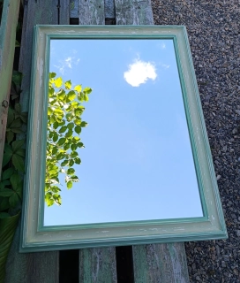 Zrcadlo v zelenkavém rámu s patinou