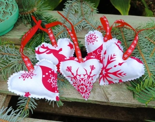 Sada červenobílých srdíček 