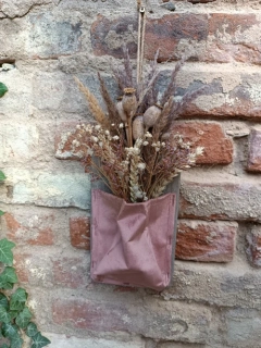 Prkýnko se sušenou kyticí