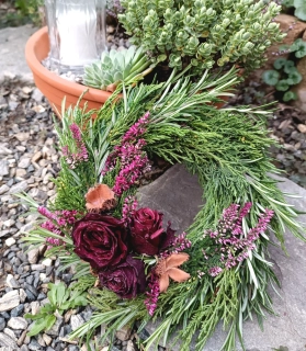 Malý věneček se sušenými růžemi 