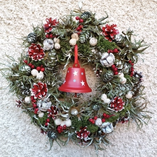 Vánoční věnec se zvonečkem