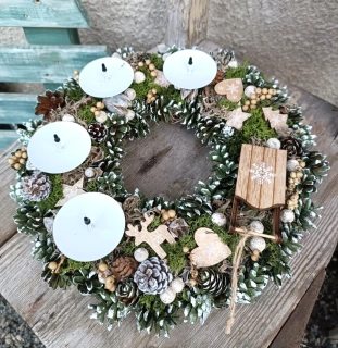 Velký adventní svícen s dřevěnými ozdobami