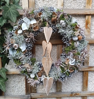 Velký vánoční věnec se srdíčky a křídly