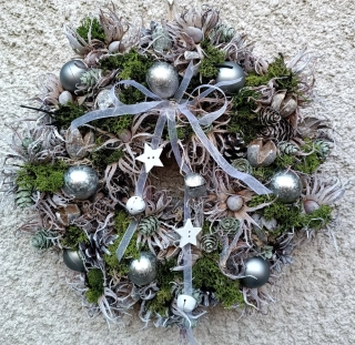 Vánoční střapáč se stříbrnými baňkami