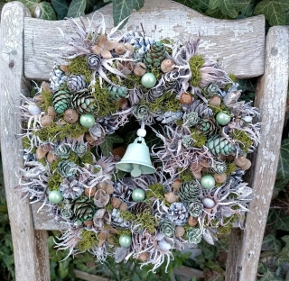 Zelenkavý střapáč se zvonečkem