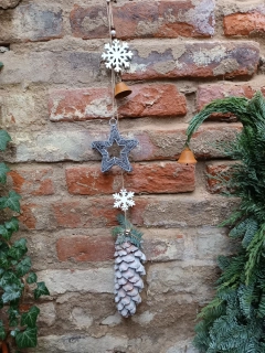 Závěs se zvonečkem a velkou šiškou 