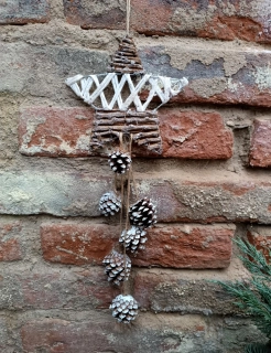 Závěs s šiškami a hvězdou 