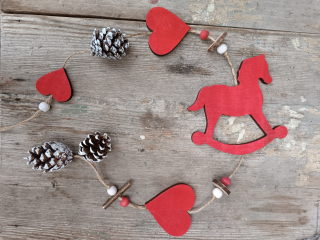 Červený závěs s koníkem 