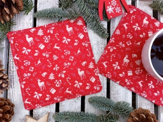 Červená podložka se symboly Vánoc