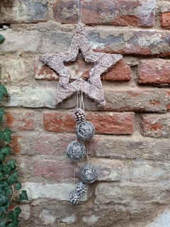 Závěs s hvězdou a třpytivými koulemi 