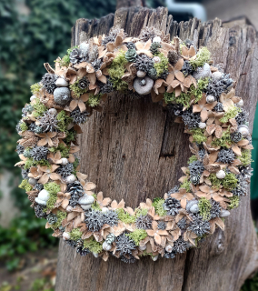 Celoroční věnec v jemných tónech